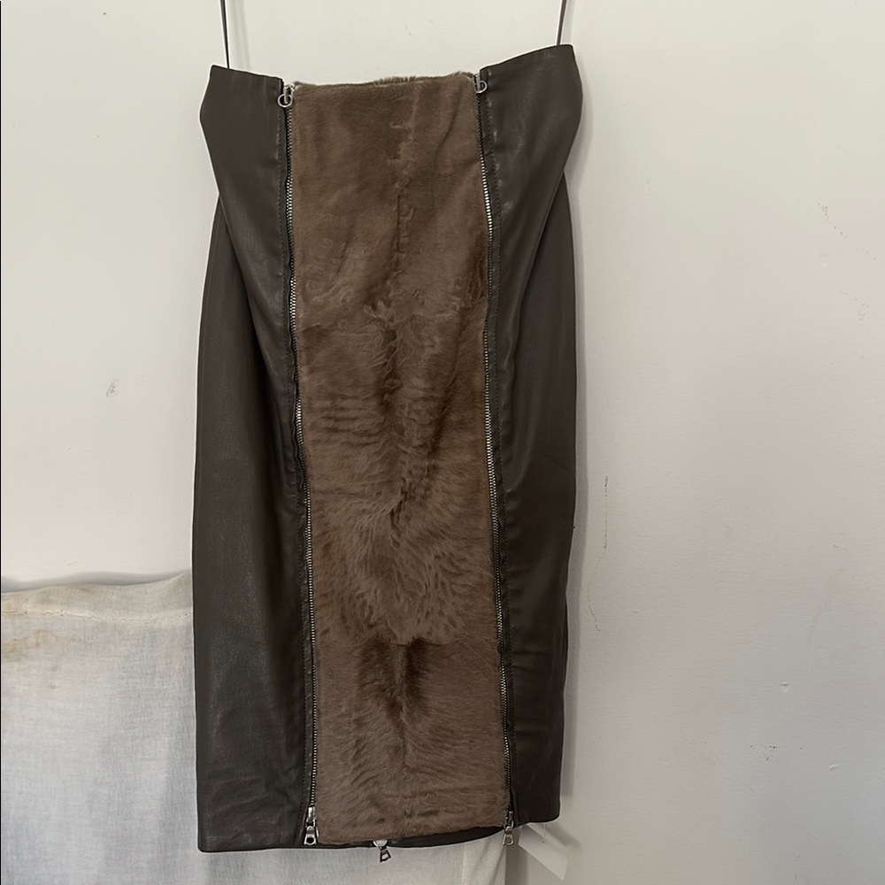 Tight Knee-Length Skirt with side zippers and faux fur
